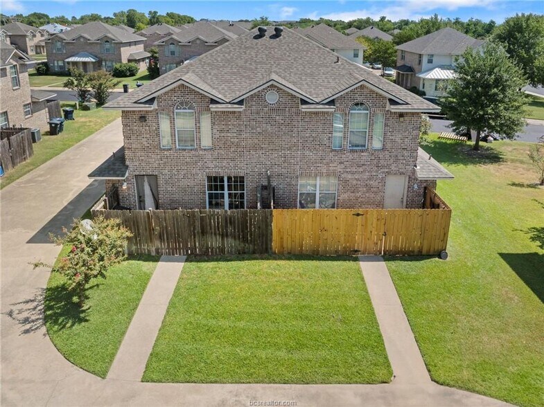 Building Photo - Great 3 Bed, 3 Bath Duplex for Fall 2026 Pre-Lease