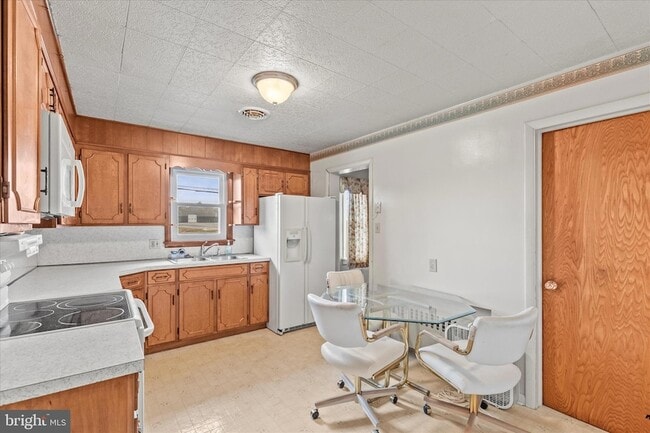 Building Photo - 1055 S Main St