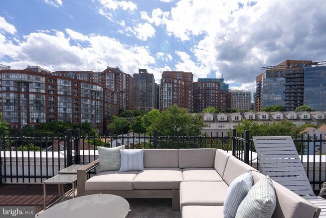 Building Photo - 1418 N Rhodes St