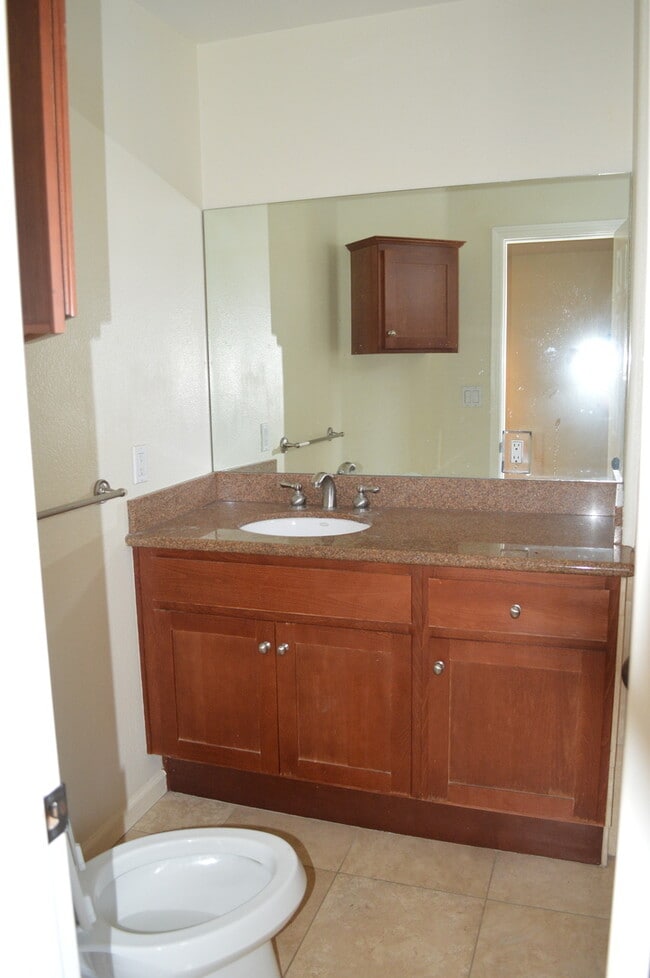 Building Photo - 1 Bedroom Condo in Mission Hills