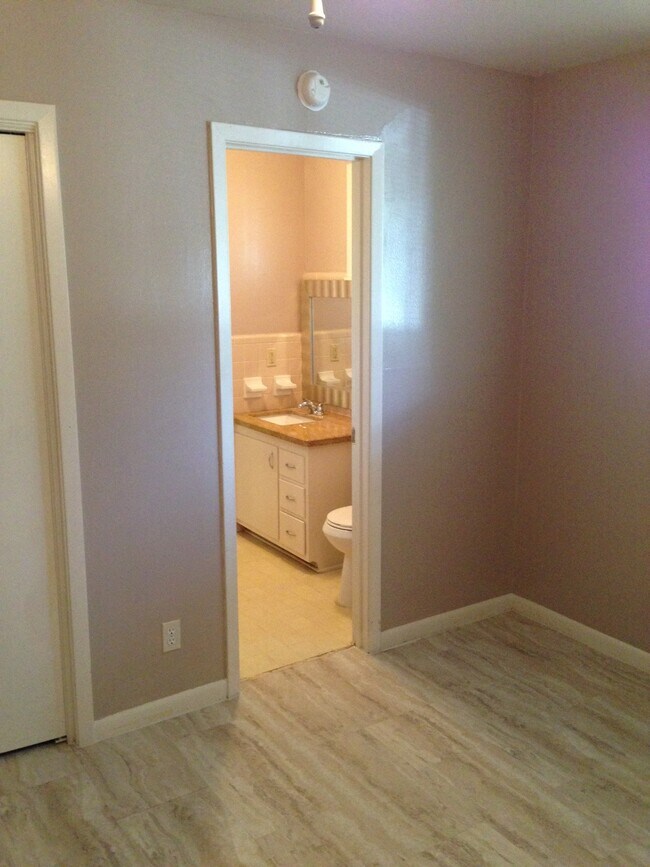 Building Photo - 108 Moss St