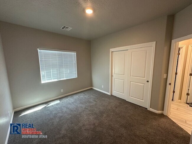Building Photo - 4 Bedroom in near Crimson Cliffs