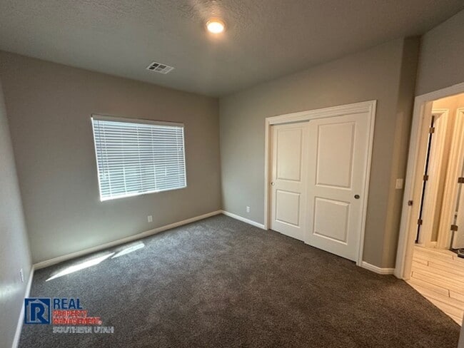 Building Photo - 4 Bedroom near Crimson Cliffs