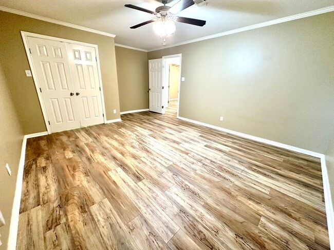 Building Photo - **Application Received ** Available Now! Charming 4-Bedroom Home with Modern Kitchen & Spacious B...