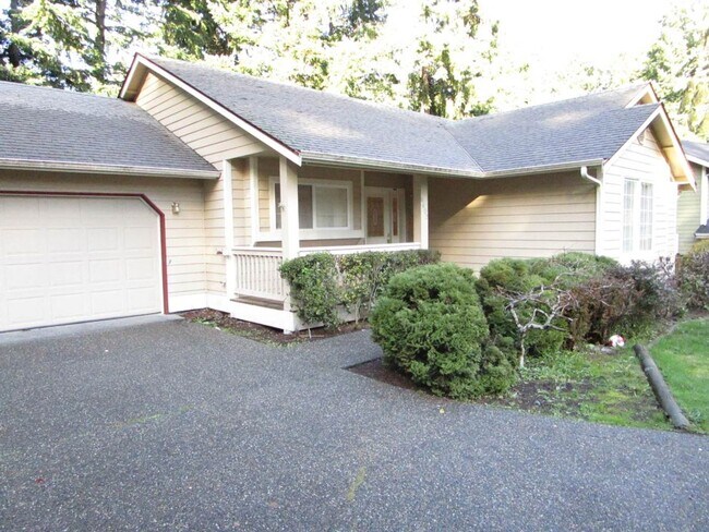 Building Photo - 3 Bedroom, 2 Bathroom Rambler located in A...