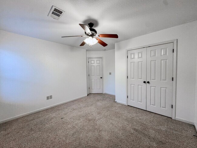 Building Photo - 36 Talladega Loop