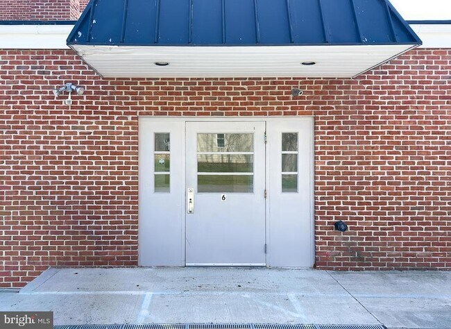 Building Photo - 100 S Front St