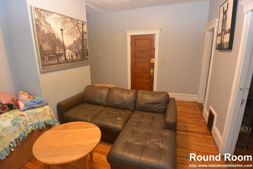 Building Photo - 10 Brackett St