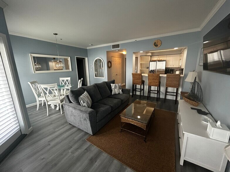 Living Room/Dining Area - 655 Columbia St