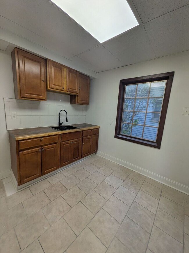 Building Photo - 3 bedroom minutes from Gordon Square and Ohio City