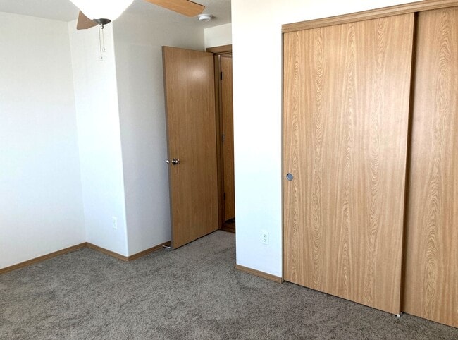 Building Photo - Ranch-Style Home With Gas Fireplace and Washer/Dryer Included! 1 Small Dog Welcome!