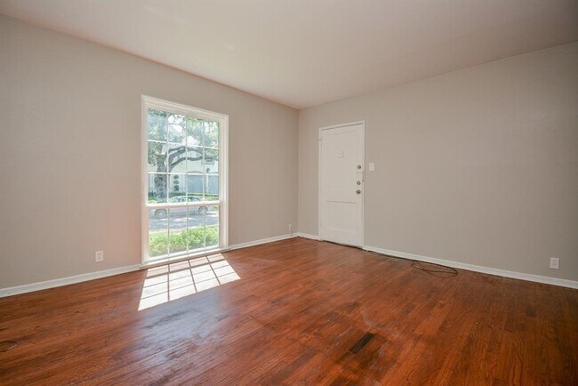 Building Photo - 2718 Wroxton Rd