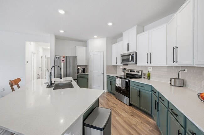 Building Photo - *COMING SOON* Kitchen Lovers Dream – Tons of Cabinet Space & Included Appliances!