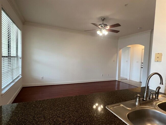 Building Photo - ** Get $500 off your move-in costs! Valid for new leases with a start date in 2025 **