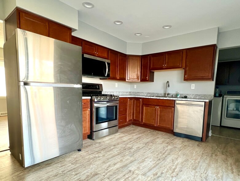 Kitchen with eating area - 18909 Lorenz Ave