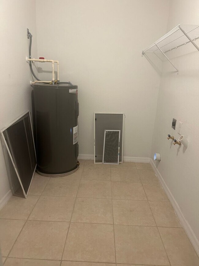 Building Photo - 3/2/1 Single Family Home Available-Cozy Pe...