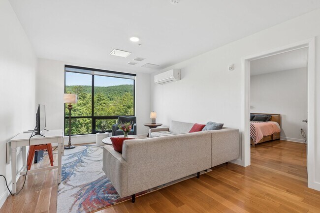 Building Photo - 2 Bedroom Condo at Treetops
