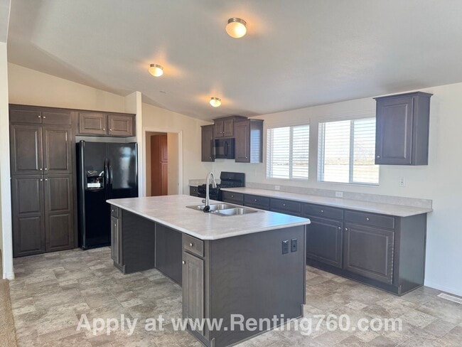 Building Photo - Huge 4 Bedroom Home!!