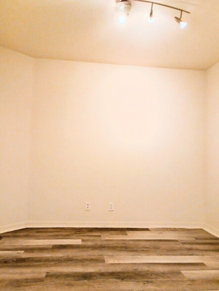 Building Photo - 3870 Island Way