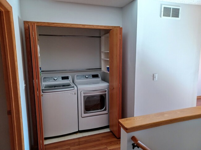 Building Photo - 2 Bedroom 2 Bath End Unit Townhouse - Shak...