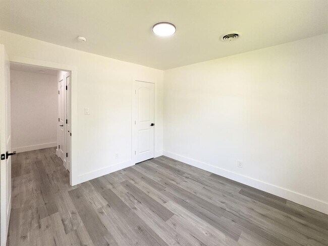 Building Photo - 1006 Duvall Dr