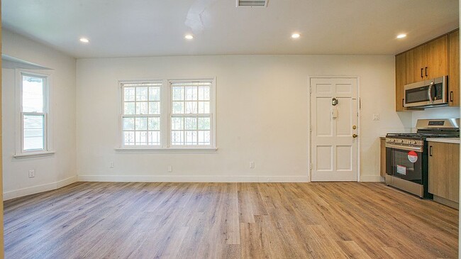 Building Photo - 6112 Saturn St