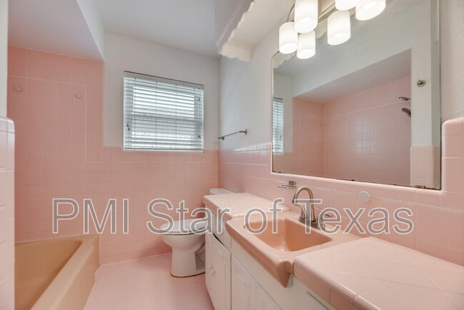 Building Photo - 11643 Rogue Way