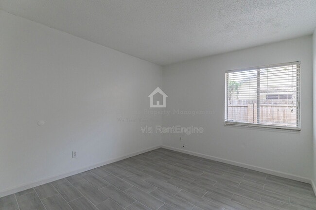 Building Photo - 911 Robinhood Ct