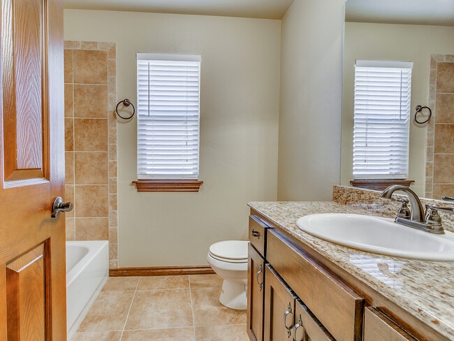 Building Photo - Highly Sought After Stonebridge Addition +...