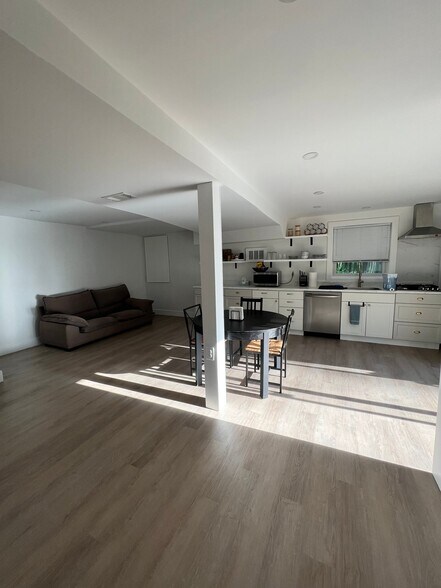 Building Photo - 8420 Berea Dr