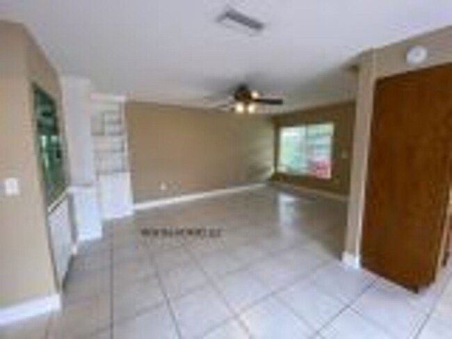 Building Photo - Two Bedroom One Story Townhouse close to A...