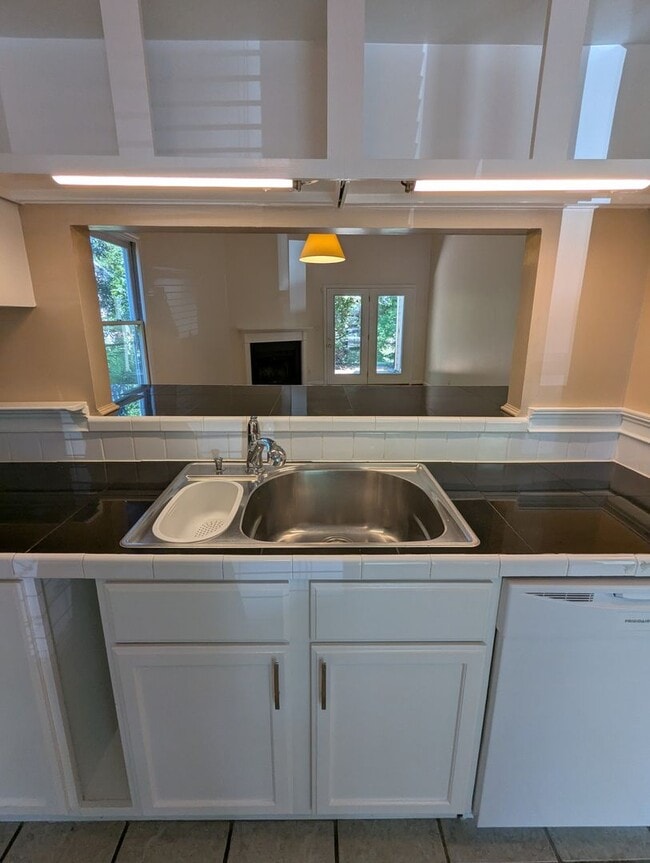 Building Photo - Beautiful townhouse with lakeside views, convenient to Chapel Hill and Durham!