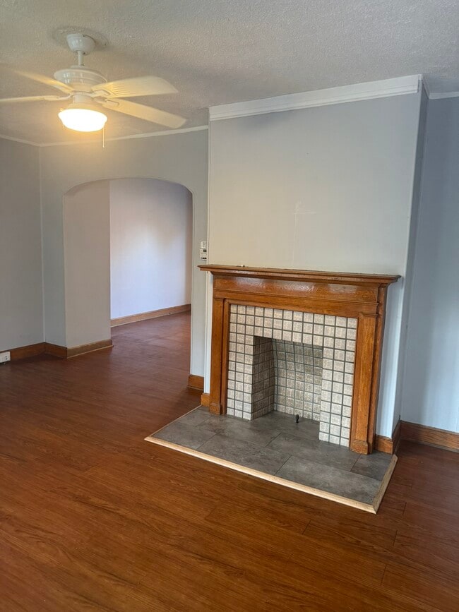 Building Photo - 806 E Deshler Ave