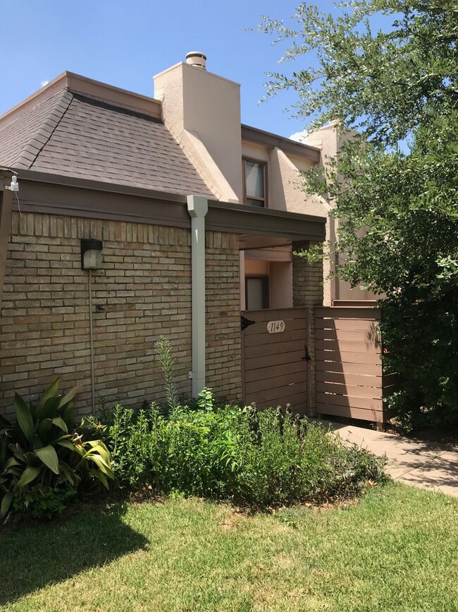 Building Photo - 2 Br 2 bath townhouse