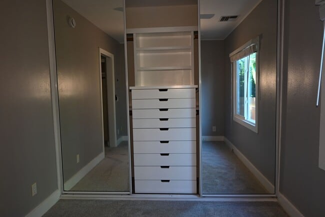 Building Photo - Very Cute 1 Bd/1Ba back half of duplex.