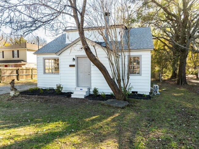 Building Photo - Freshly Updated 3 Bedroom House