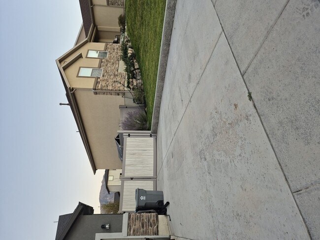 Building Photo - 352 Stone Hollow Dr