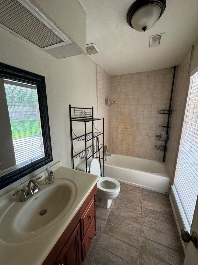 Building Photo - 15810 Hickory Knoll Dr