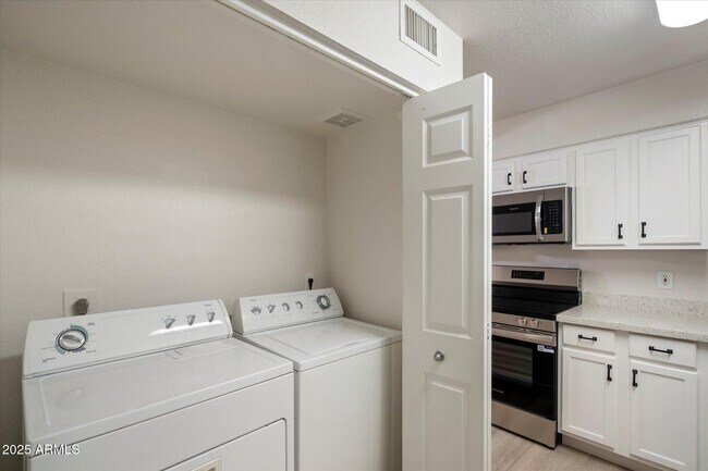 Building Photo - 8787 E Mountain View Rd