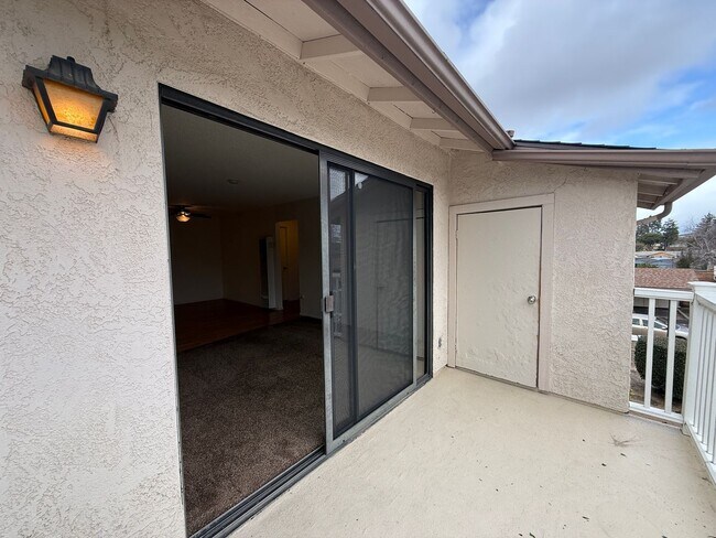 Building Photo - Quail Meadows Upstairs Condo