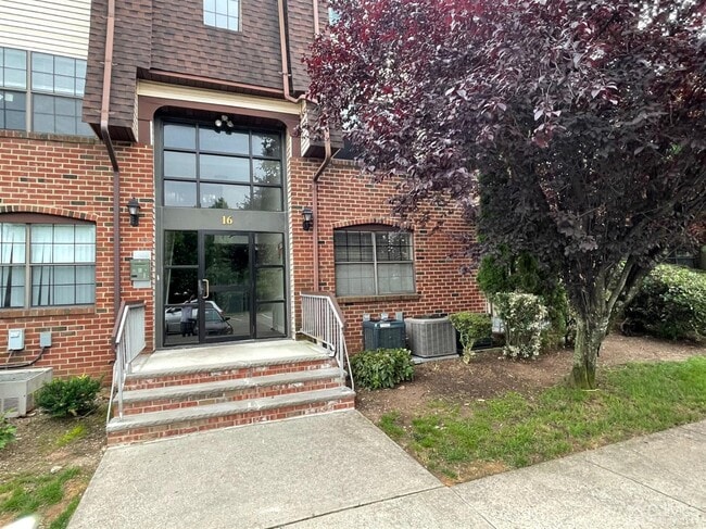 Building Photo - 1602 Green Hollow Dr