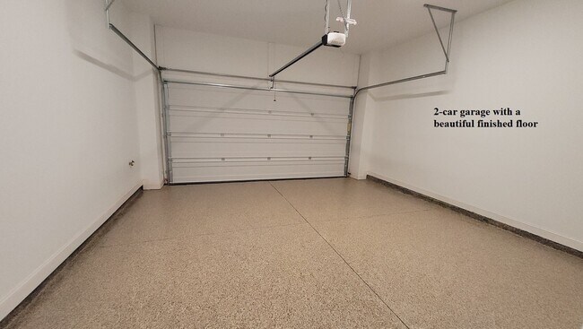 Building Photo - End-unit townhome with plenty of extra windows! Gated Community.