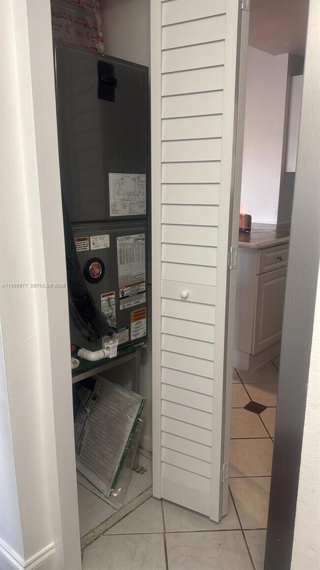 Building Photo - 8897 Fontainebleau Blvd