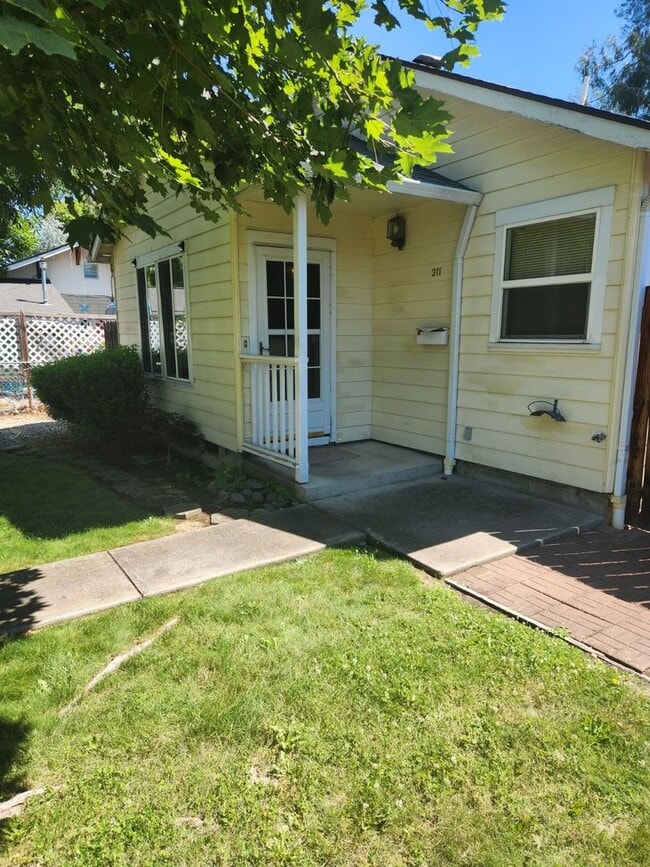 Primary Photo - Great 3 bdrm, 1.5 bath house