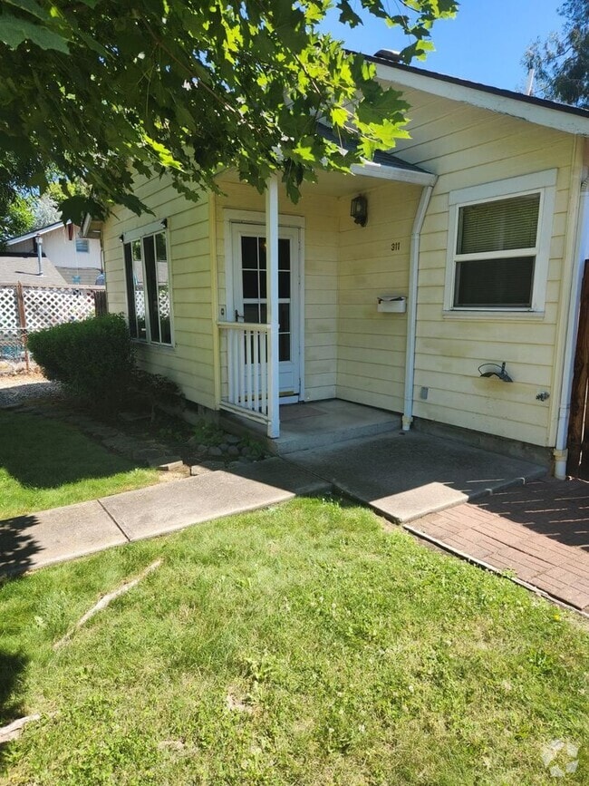 Building Photo - Great 3 bdrm, 1.5 bath house