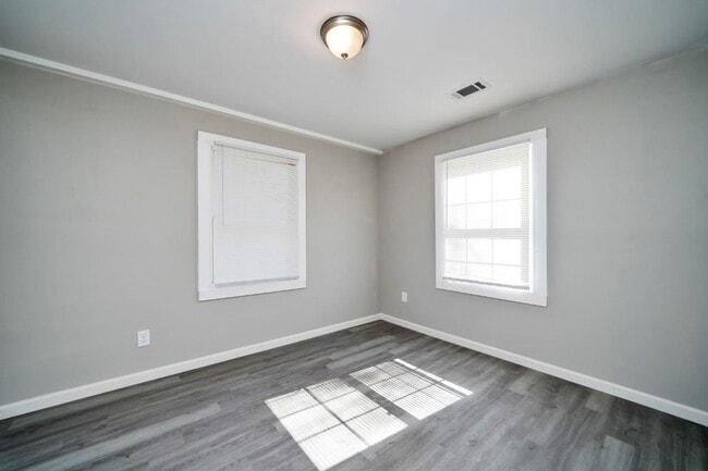 Building Photo - Move-In Ready 4BR with Renovated Interiors...