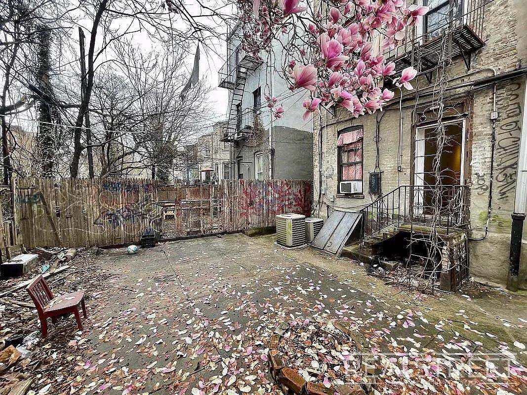Building Photo - Spacious 3BR Apartment with Backyard Access in Prime Bushwick