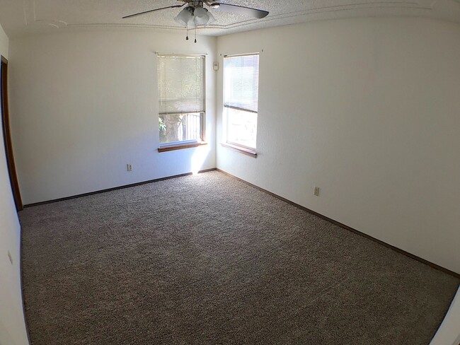 Building Photo - Northeast El Paso 3bed/2.5bath with Loft!