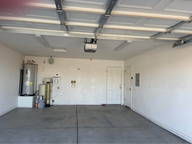 Building Photo - 3320 Tomahawk Dr