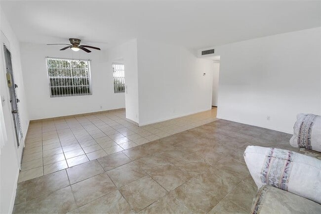 Building Photo - 580 Normandy Ln